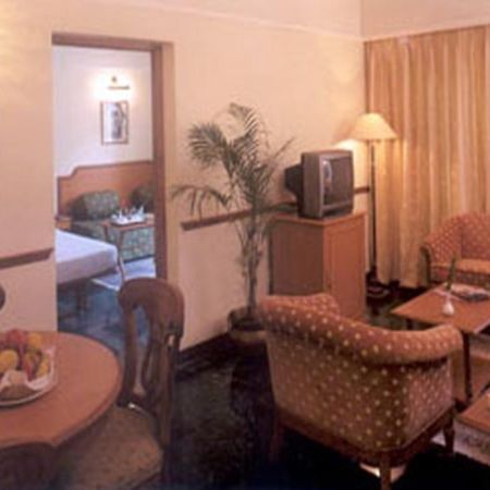 Renest Shraddha Inn - Shirdi Room photo